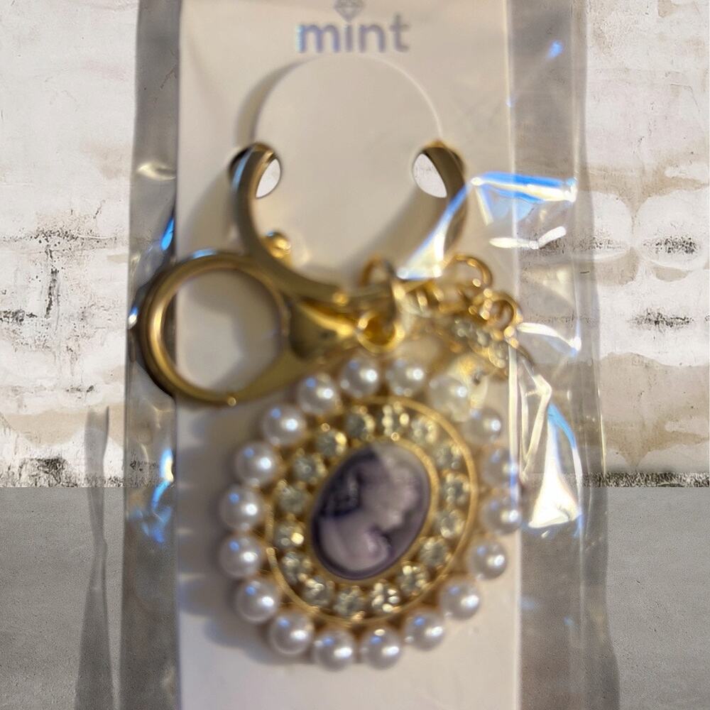 Mint Portrait Surrounded by Faux Pearls and Rhinestones Keychain Bag Charm NEW - Picture 6 of 7